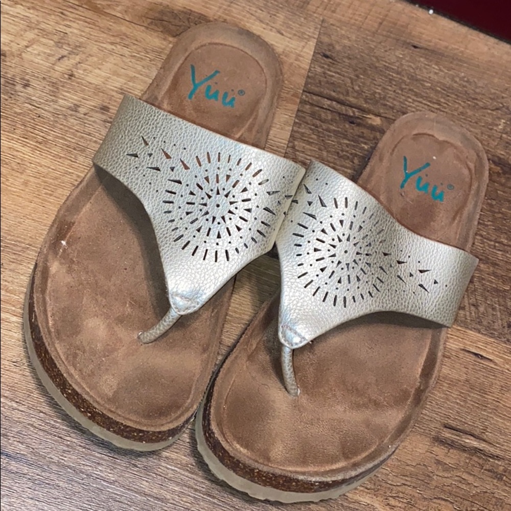 Yuu flip flops